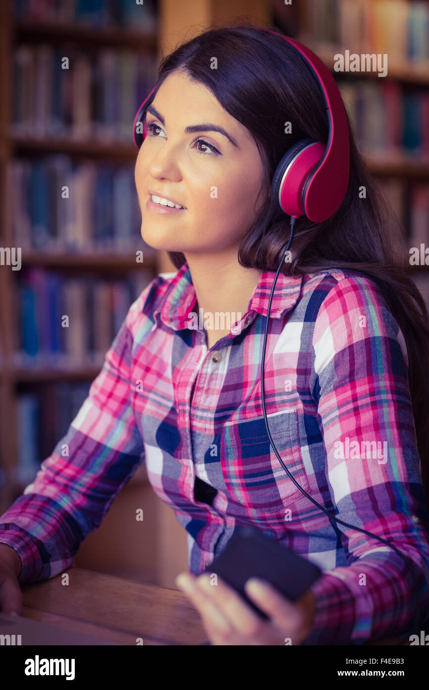 Thoughtful female student listening music Banque D'Images Thoughtful female student listening music Banque D'Images