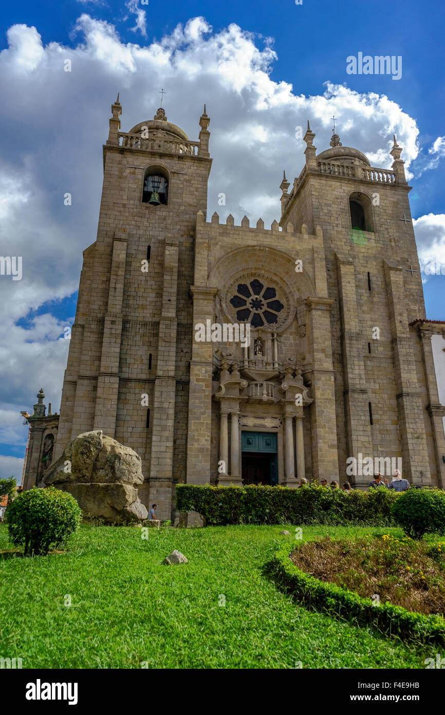 Sur le jardin du 12e siècle, la cathédrale de Porto. Septembre, 2105. Porto, Portugal. Banque D'Images
