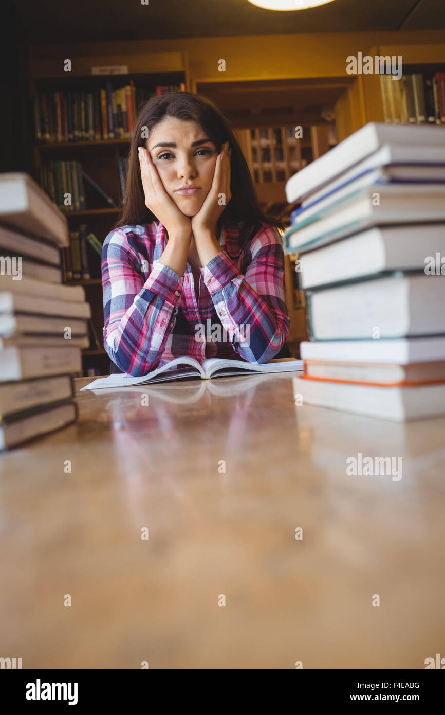 Portrait de femme à la table étudiant frustré Banque D'Images Portrait de femme à la table étudiant frustré Banque D'Images