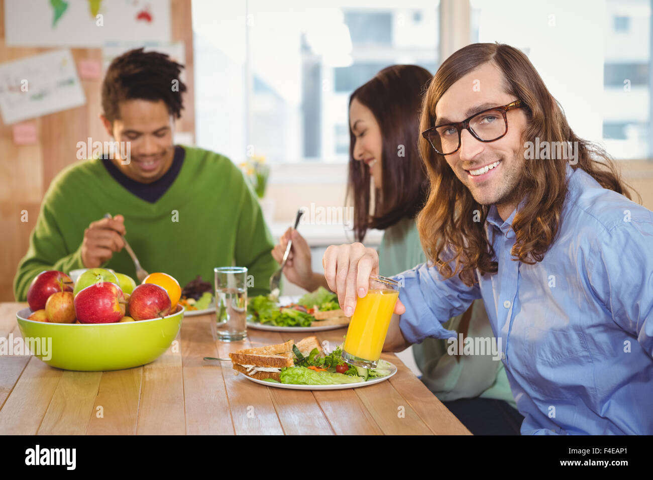 Business people smiling while having breakfast Banque D'Images