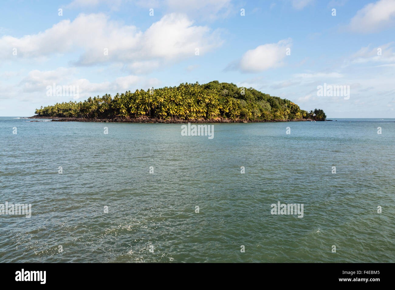 L Amerique Du Sud Guyane L Ile Du Diable Vue Sur L Ile De Prison De Bateau Photo Stock Alamy