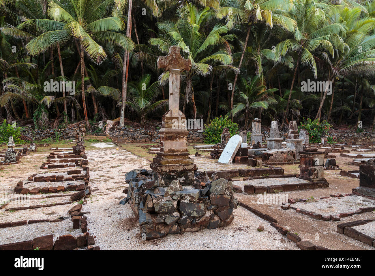 L'Amérique du Sud, Guyane, Ile Saint Joseph. Monument au cimetière de