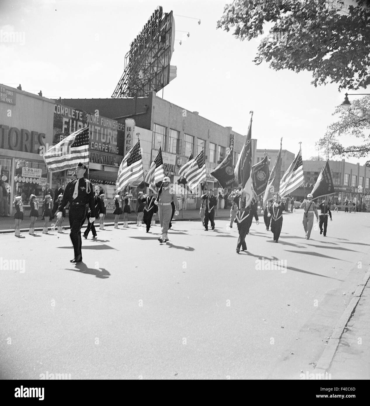 Des drapeaux américains transportant des anciens combattants de la Légion américaine Post Blissville - Long Island City Banque D'Images