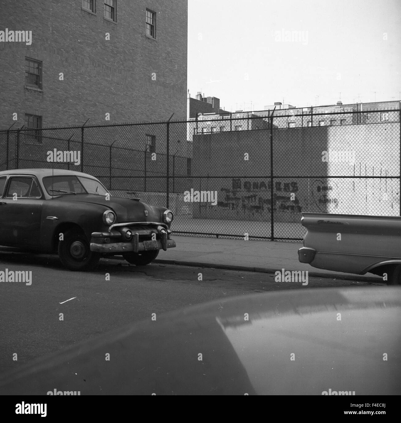 Années 1950, les voitures, et des graffitis sur le mur Banque D'Images