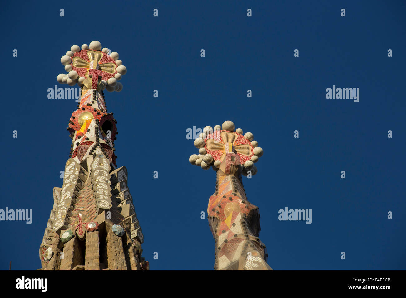 Barcelone, Espagne - 21 septembre 2015 : deux du temple de la Sagrada Familia towers ornements. Banque D'Images