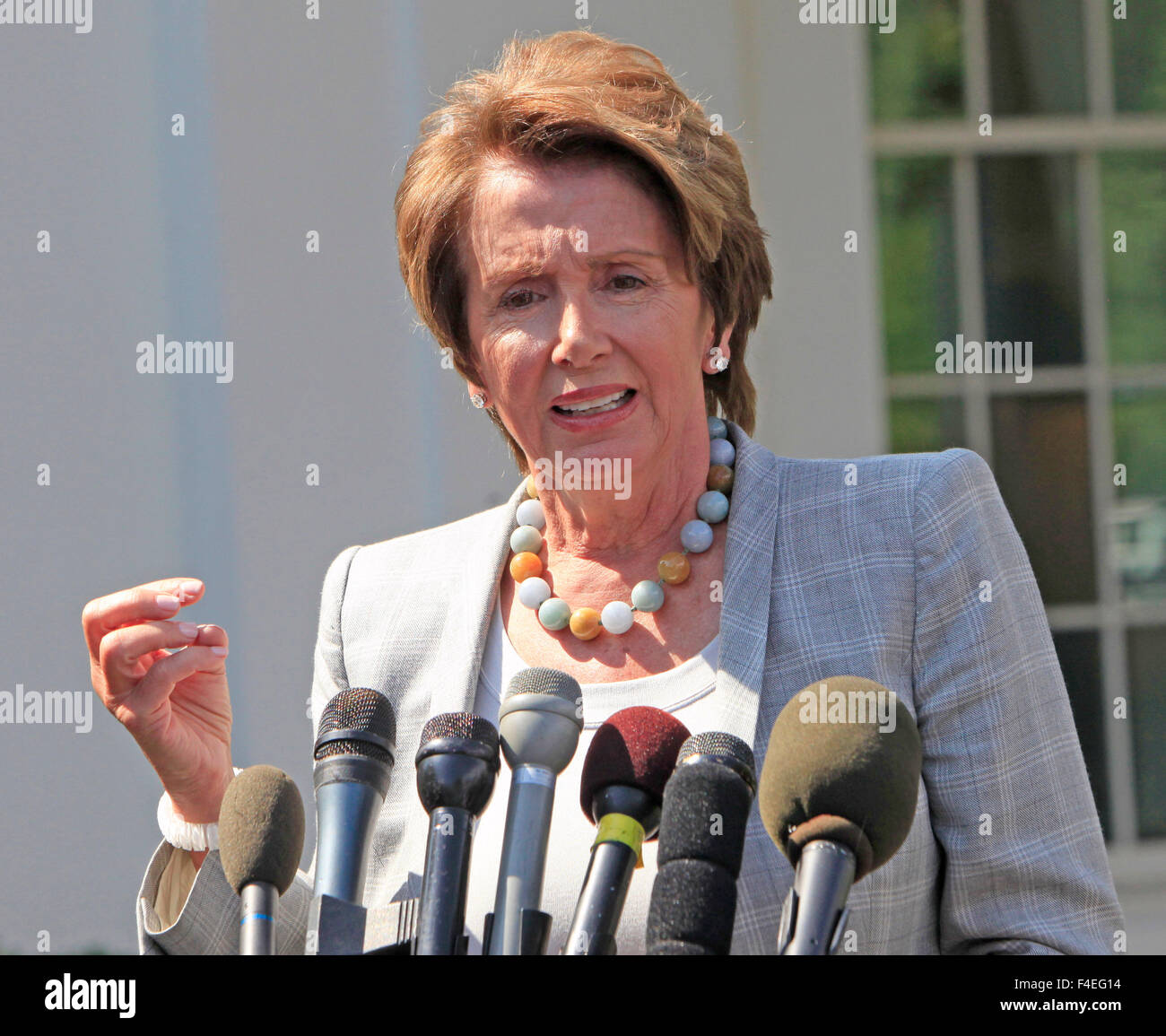 Leader démocrate Nancy Pelosi (CA) s'adressant à la presse après une réunion des dirigeants du Congrès et le président américain Barack Obama. Banque D'Images