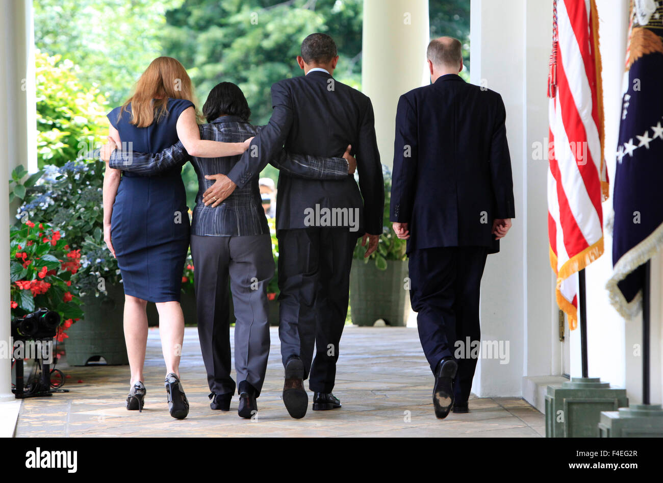 L'équipe de sécurité nationale promenades retour à l'Oval Office après que le président américain Barack Obama annonce des sélections de Susan Rice comme conseiller pour la sécurité nationale, et Samantha Power (comme l'Ambassadeur des Etats-Unis auprès de l'Organisation des Nations Unies. Banque D'Images
