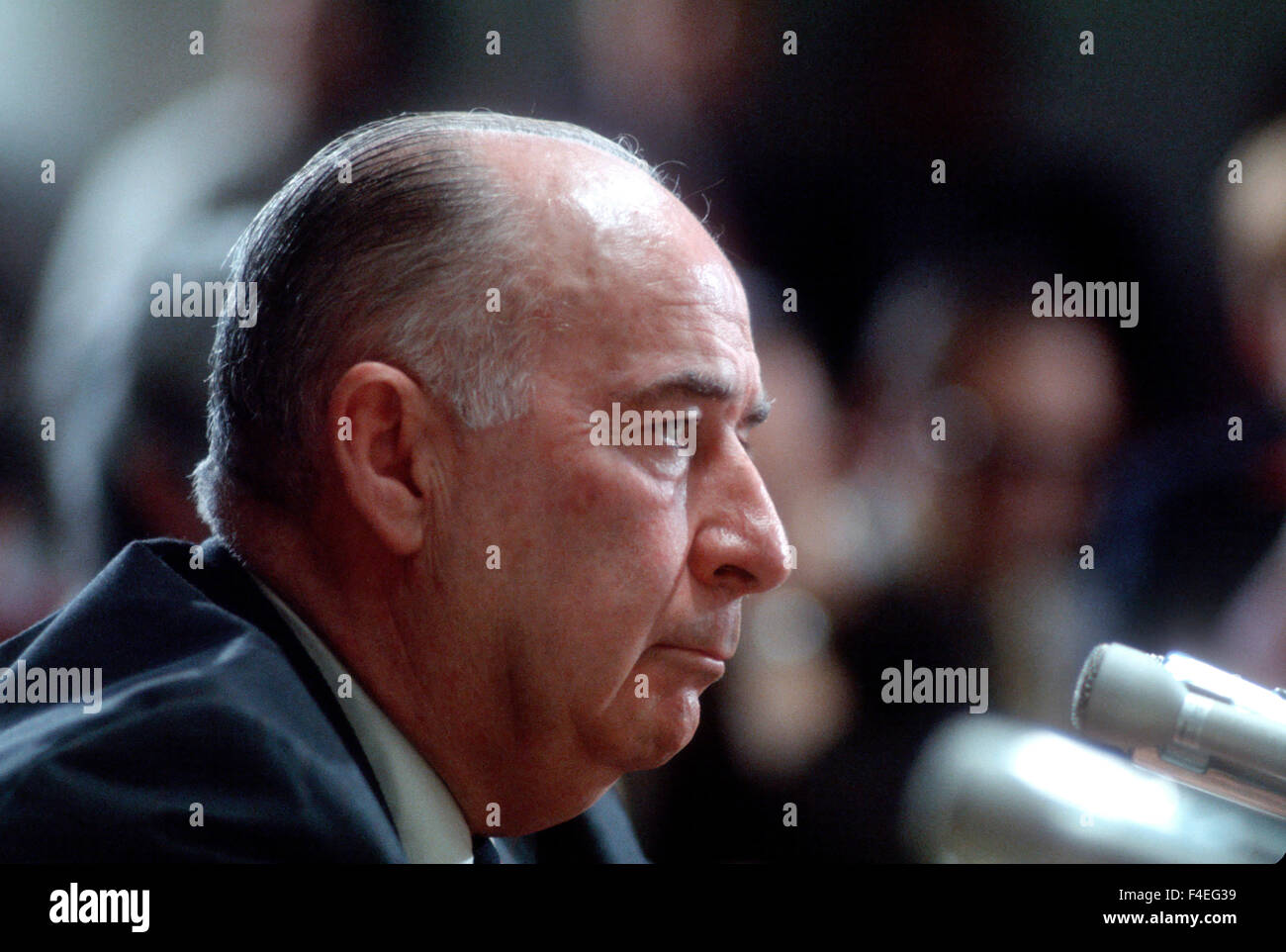 Le procureur général John Mitchell témoigne à une audience du Sénat sur l'affaire du Watergate en juillet 1973. Banque D'Images