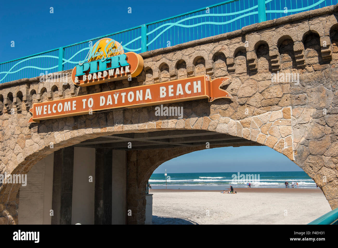 USA, Floride, Daytona Beach, panneau de bienvenue à Main Street Pier. Banque D'Images