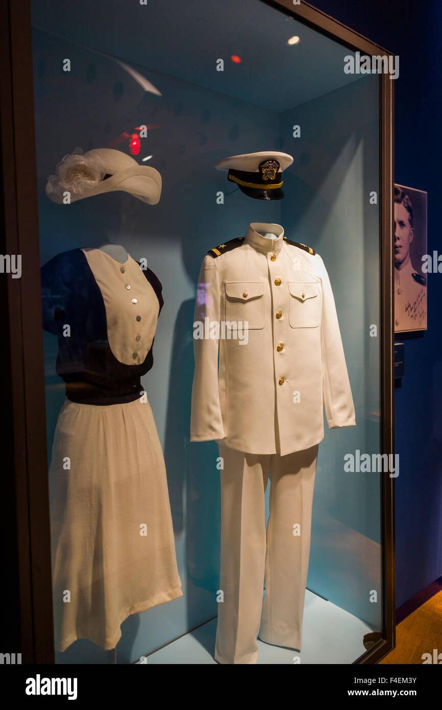 Atlanta, Georgie, Carter Presidential Center, Bibliothèque et musée de l'ancien Président Jimmy Carter, de l'uniforme de la marine de Jimmy Carter et tenue de mariage de son épouse Rosalyn le jour de leur mariage Banque D'Images