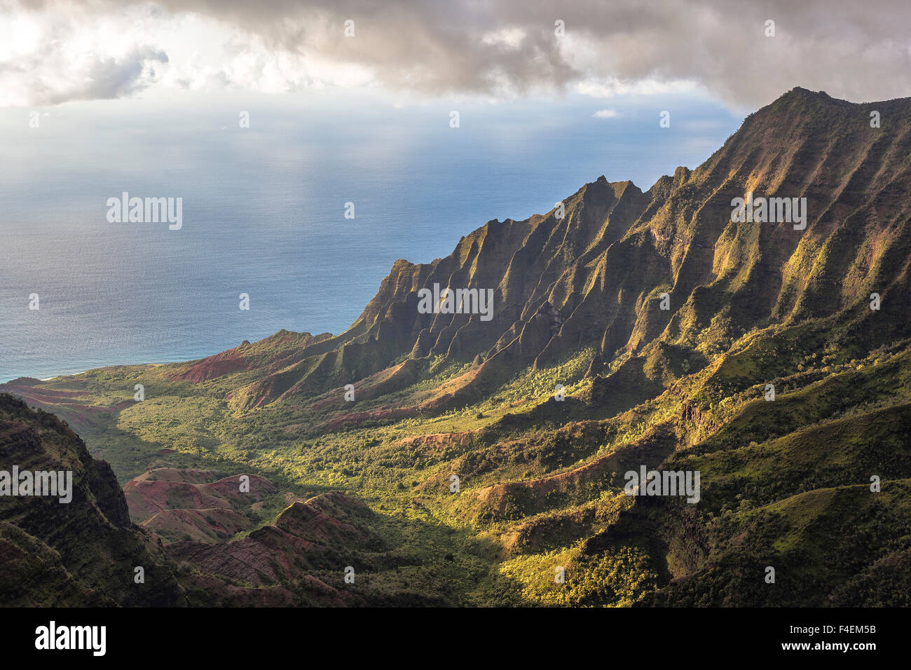 Donnant sur la vallée Kalalau juste avant le coucher du soleil Banque D'Images