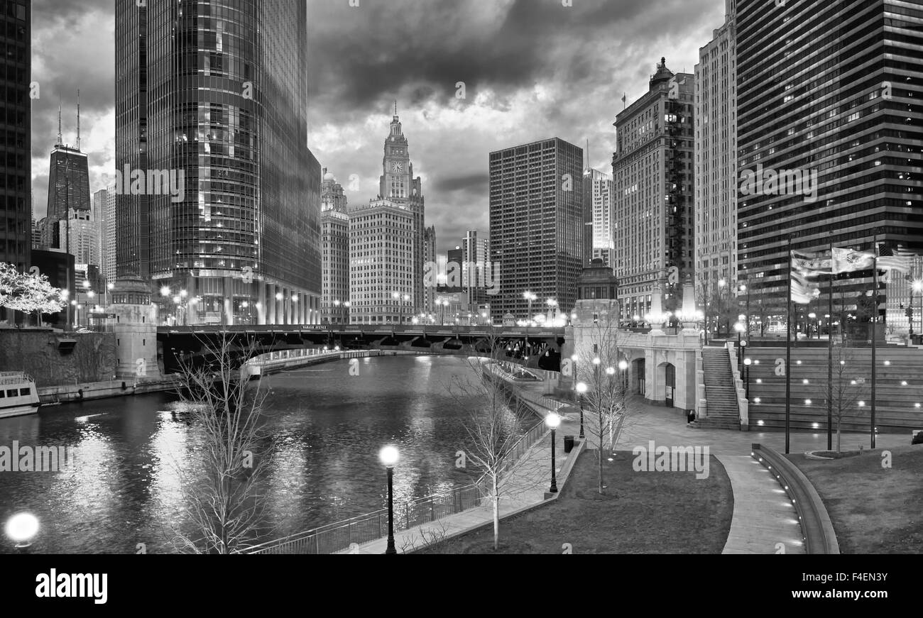 États-unis, Illinois, Chicago, nuit image de Wabash Avenue pont sur la rivière avec lampadaires le long de la rivière à pied et bâtiment du Chicago Tribune, Trump Tower et John Hancock en arrière-plan, Chicago Downtown de nuit. Banque D'Images