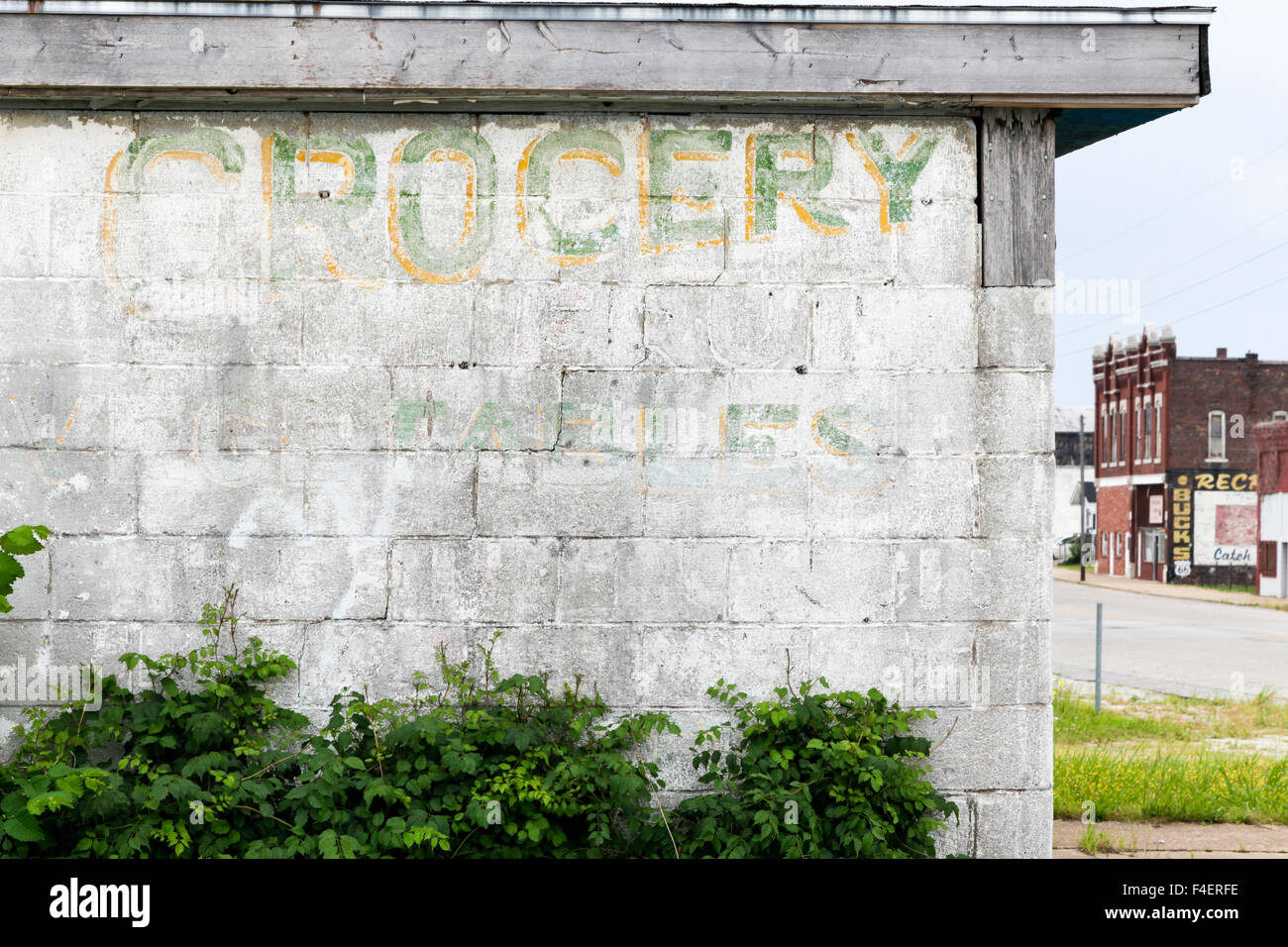 Côté d'un vieux bâtiment avec des lettres décolorées, Galena, Illinois, USA. La route 66 Banque D'Images