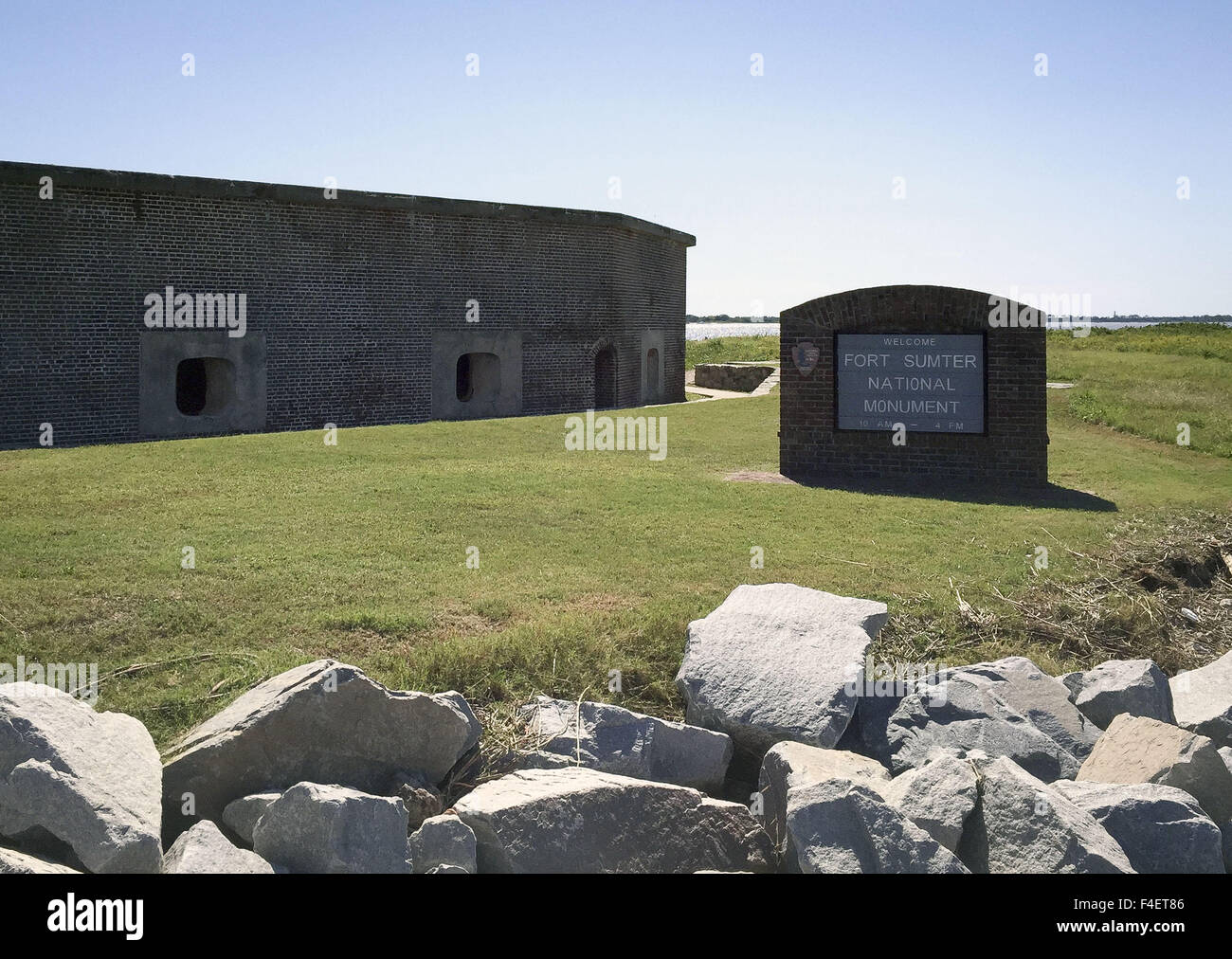 Charleston, Caroline du Sud, USA. 16 Oct, 2015. Les soldats de l'Union européenne occupant Fort Sumter, une mer fort à l'embouchure du port de Charleston en Caroline du Sud, a entendu le premier coup de feu tiré en colère à 4:30 le vendredi 12 avril 1861 dans ce qui allait devenir la Guerre civile américaine. À la mi-décembre en Caroline du Sud ont voté pour la sécession de l'Union européenne où l'Armée américaine par le Major Robert Anderson, avec environ 85 soldats, consolidé son commandement en occupant le Fort Sumter, une brique et mortier pour la plupart fort seulement 90 % terminé. Au lendemain d'une attaque par des rebelles 34 heures ou troupes confédérées, Anderson a été obligé de sur Banque D'Images