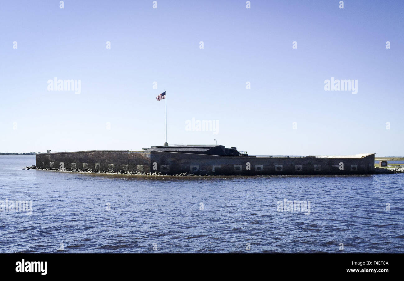 Charleston, Caroline du Sud, USA. 16 Oct, 2015. Les soldats de l'Union européenne occupant Fort Sumter, une mer fort à l'embouchure du port de Charleston en Caroline du Sud, a entendu le premier coup de feu tiré en colère à 4:30 le vendredi 12 avril 1861 dans ce qui allait devenir la Guerre civile américaine. À la mi-décembre en Caroline du Sud ont voté pour la sécession de l'Union européenne où l'Armée américaine par le Major Robert Anderson, avec environ 85 soldats, consolidé son commandement en occupant le Fort Sumter, une brique et mortier pour la plupart fort seulement 90 % terminé. Au lendemain d'une attaque par des rebelles 34 heures ou troupes confédérées, Anderson a été obligé de sur Banque D'Images