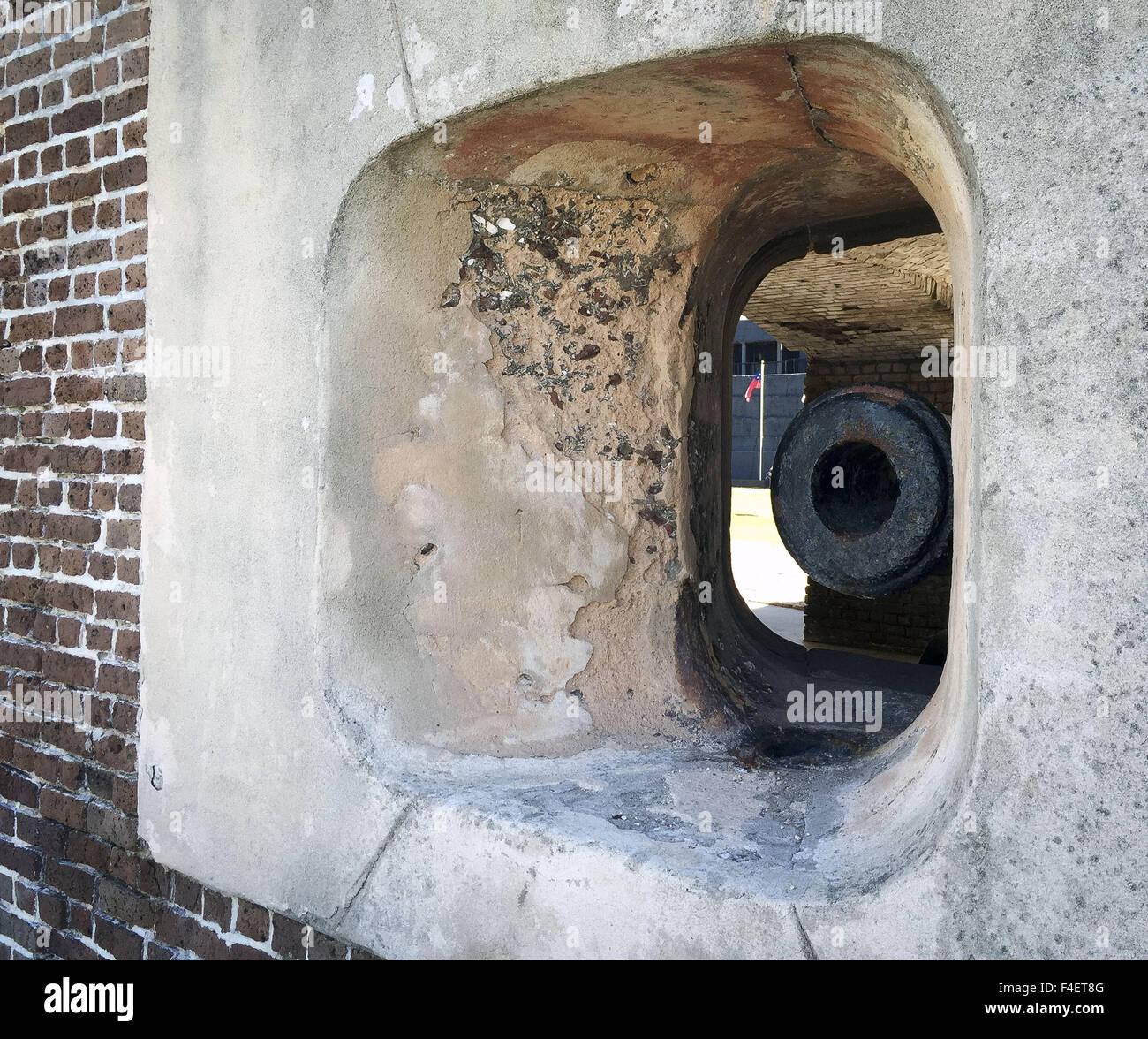 Charleston, Caroline du Sud, USA. 16 Oct, 2015. Les soldats de l'Union européenne occupant Fort Sumter, une mer fort à l'embouchure du port de Charleston en Caroline du Sud, a entendu le premier coup de feu tiré en colère à 4:30 le vendredi 12 avril 1861 dans ce qui allait devenir la Guerre civile américaine. À la mi-décembre en Caroline du Sud ont voté pour la sécession de l'Union européenne où l'Armée américaine par le Major Robert Anderson, avec environ 85 soldats, consolidé son commandement en occupant le Fort Sumter, une brique et mortier pour la plupart fort seulement 90 % terminé. Au lendemain d'une attaque par des rebelles 34 heures ou troupes confédérées, Anderson a été obligé de sur Banque D'Images