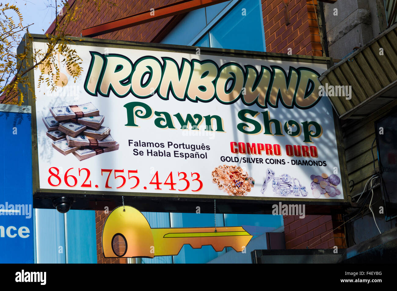 USA, New Jersey, Newark, dans le quartier no 203, salon, Espagnol-suédois pawn shop sign Banque D'Images