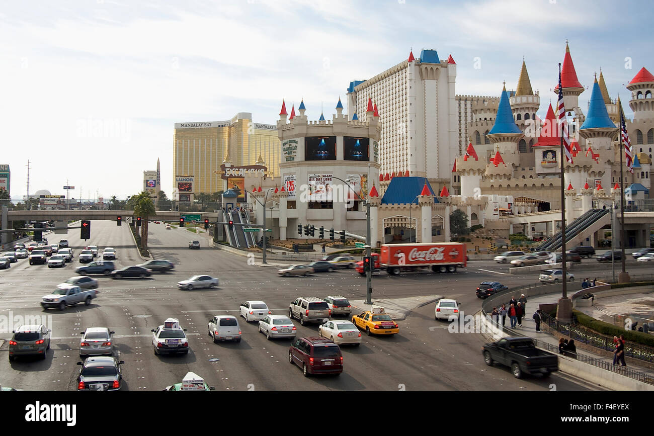 Voitures à une intersection sur près de l'Excalibur Hotel and Casino, Las Vegas, Nevada, United States, Amérique du Nord Banque D'Images