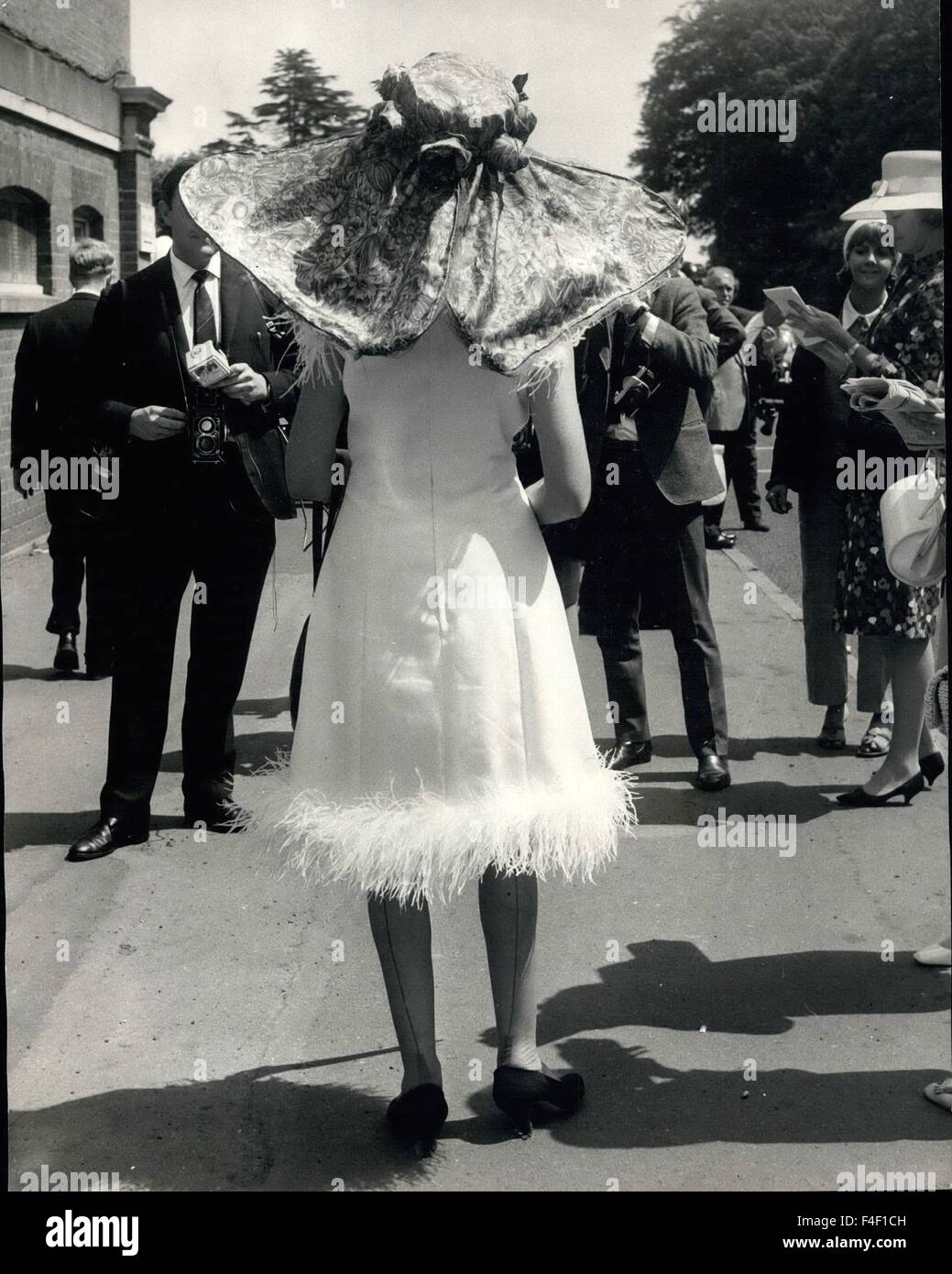 1964 - La première journée de la réunion Mode à Royal Ascot Ascot : Cette grande butterfly hat a été portée par Mme James Elliott lorsqu'elle est arrivée pour l'Ascot réunion aujourd'hui. © Keystone Photos USA/ZUMAPRESS.com/Alamy Live News Banque D'Images