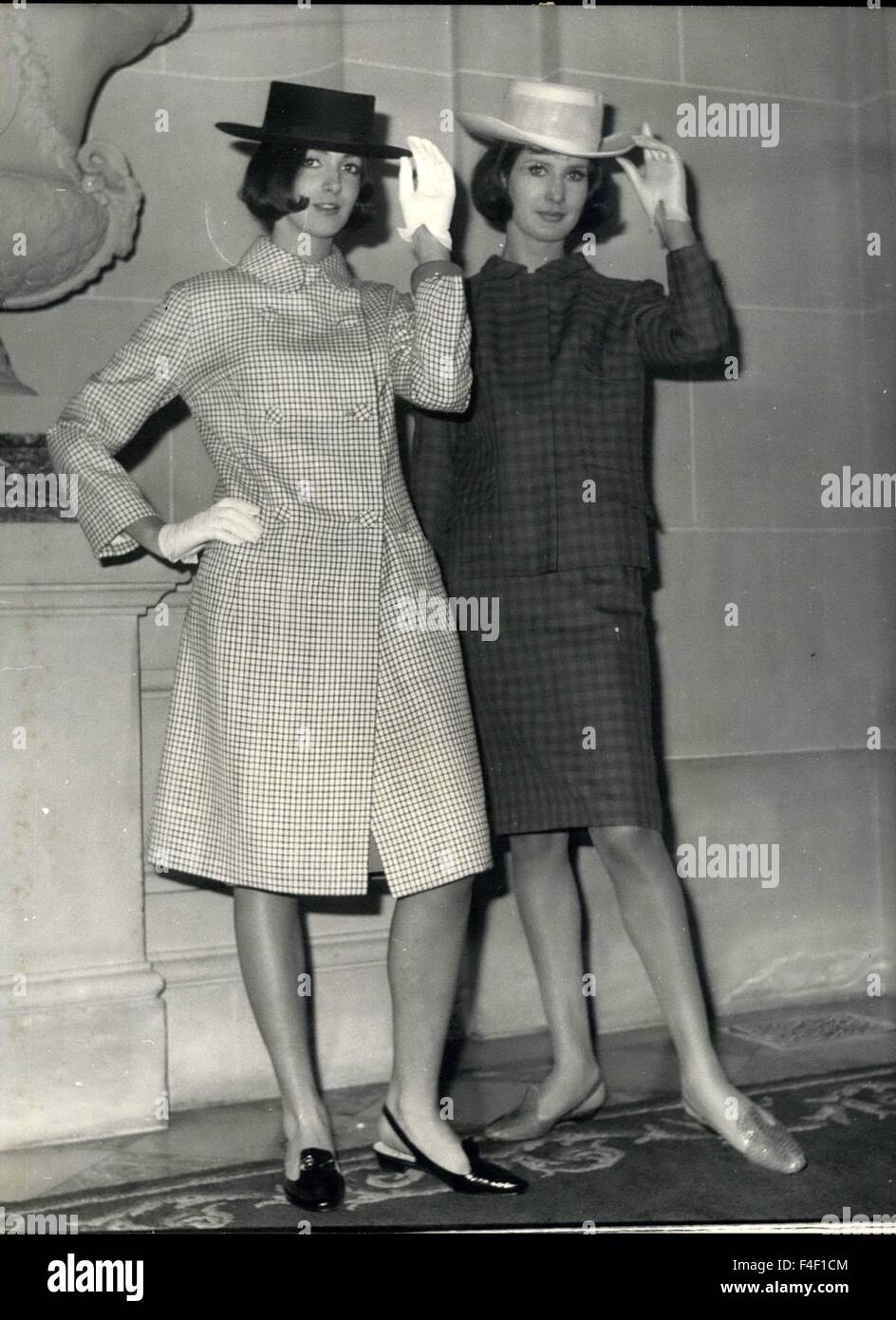 1964 - La mode Espagnole à Paris. : Une présentation d'un prêt-à-porter été  1964 $ collection faite seulement par l'espagnol matériel a été présenté  aujourd'hui à l'ambassade espagnole à Paris. Photo montre /