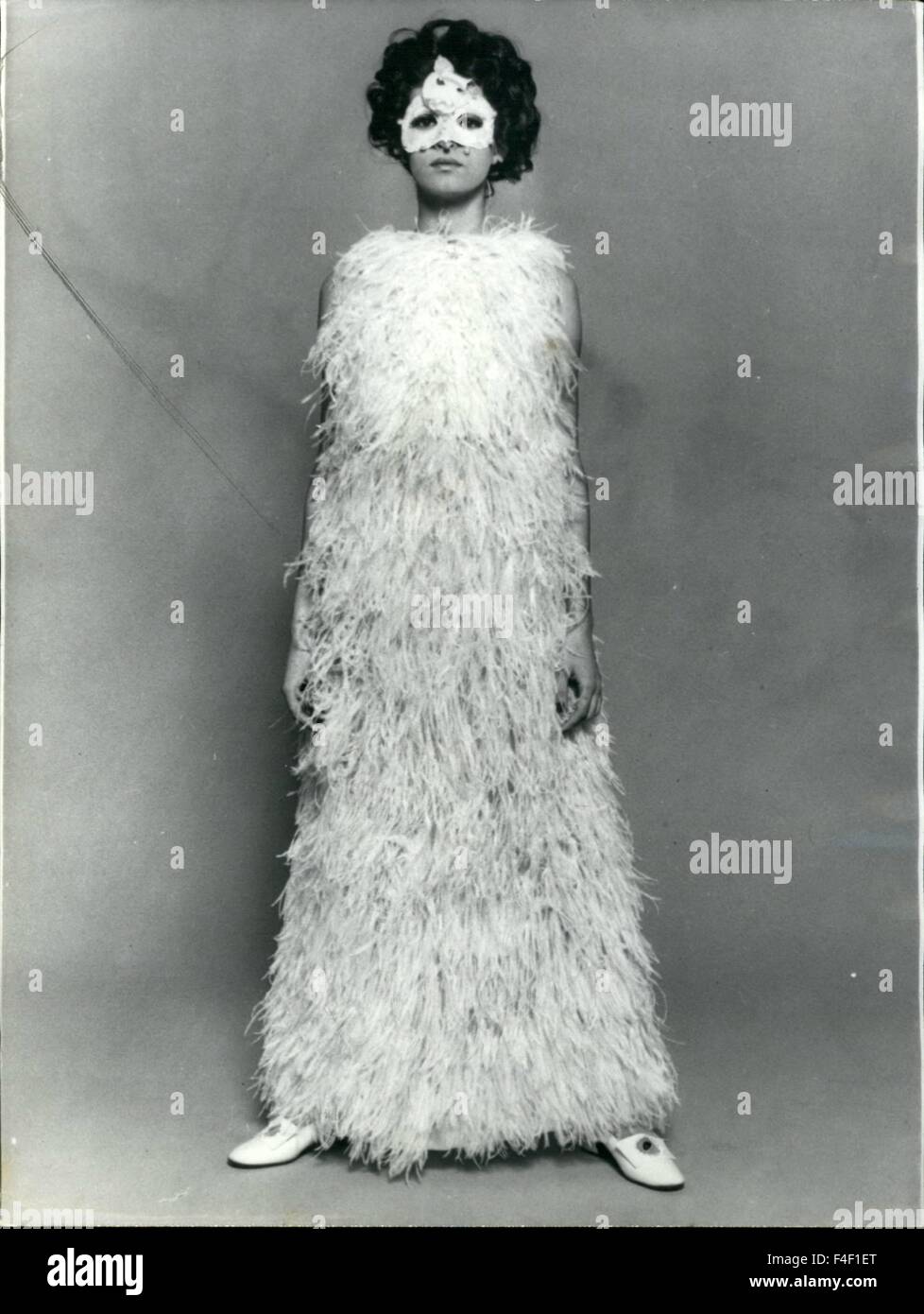6 février 1967 - Plume à Torrente OPS : tous les soir en plumes robe faite de plumes d'autruche d'Afrique du Sud, conçu par Paris couturier Torrente. 6/67 février © Keystone Photos USA/ZUMAPRESS.com/Alamy Live News Banque D'Images