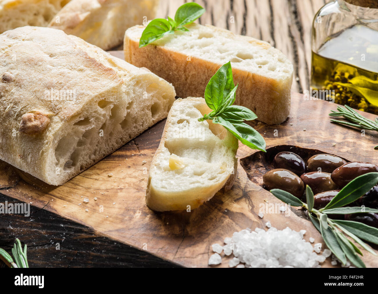 Сiabatta, les olives et le fromage bleu sur le bois. Banque D'Images
