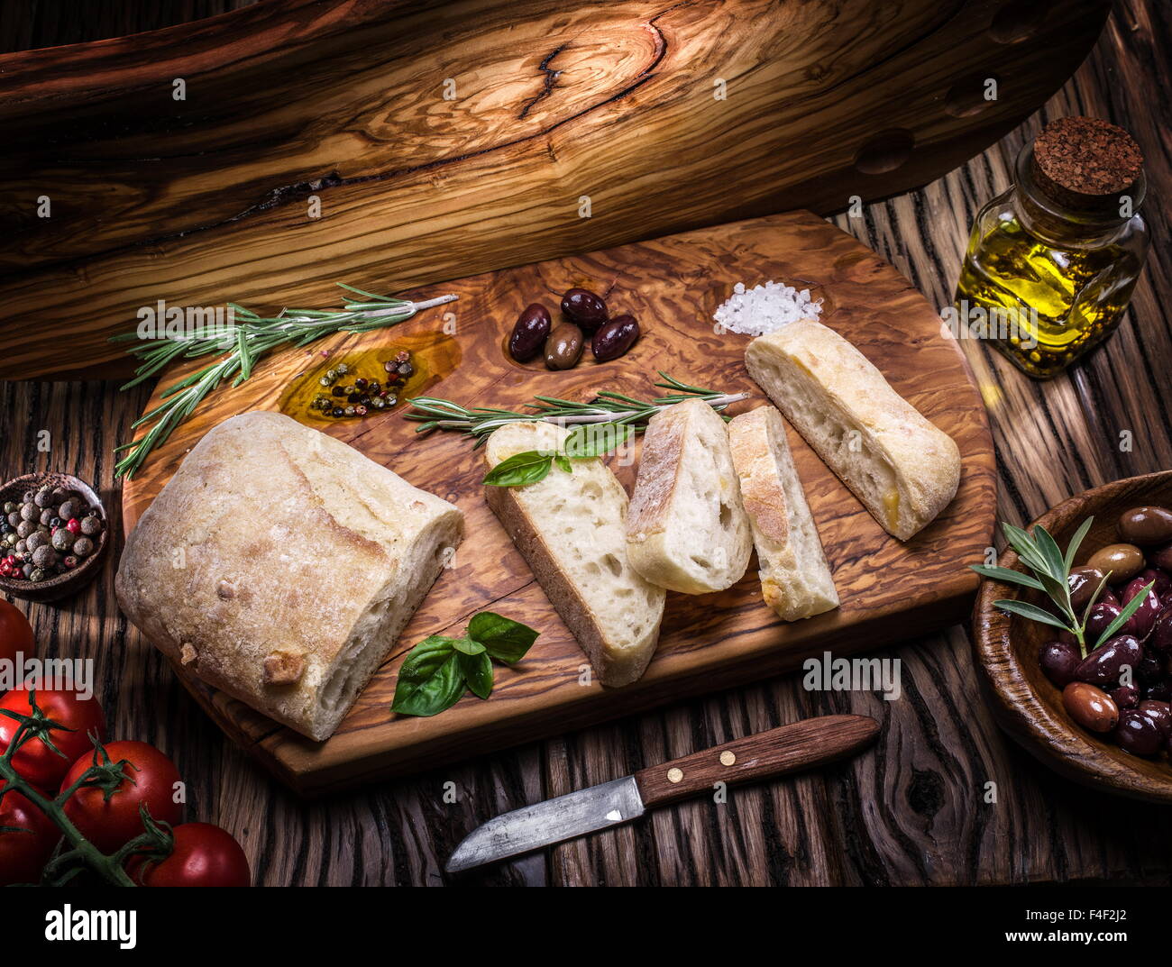 Ciabatta, olives et fromage bleu sur le bois. Banque D'Images