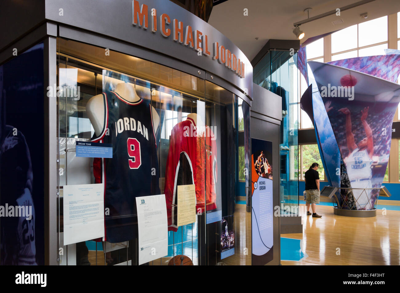 North Carolina, Chapel Hill, University of North Carolina à Chapel Hill, Caroline du Nord Basket-ball Museum, musée de l'équipe de l'UNC Tar Heels, affichage de la légende du sport Michael Jordan numéro 9 Banque D'Images