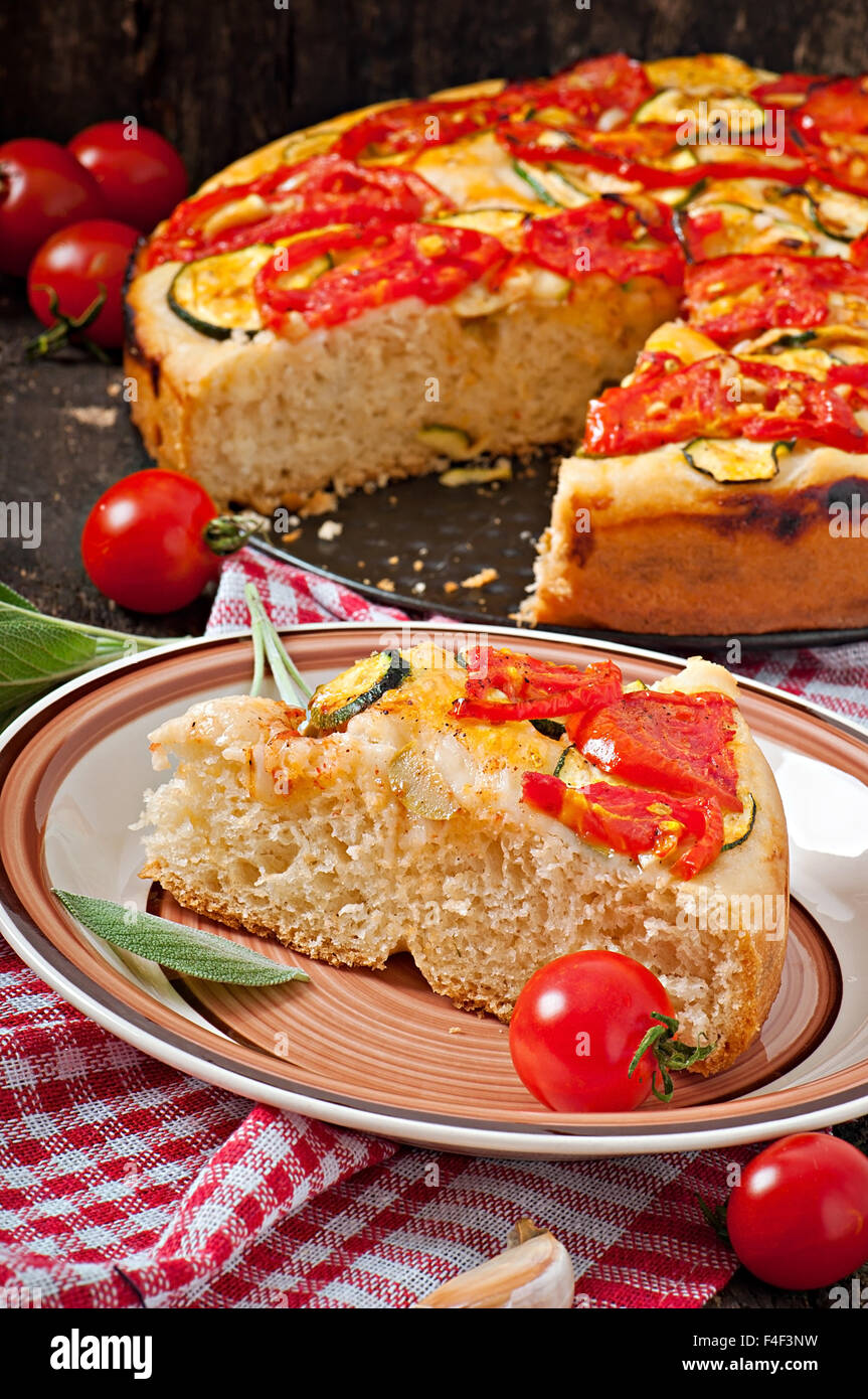 Focaccia aux tomates et l'ail Banque D'Images