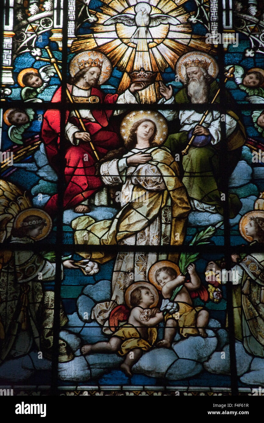 Dieu, Père, Fils et Saint Esprit bénisse la Vierge Marie dans vitrail dans l'ancienne Eglise St Mary, maintenant le Grand Banquet Hall de l'hôtel Priory de Pittsburgh PA. Banque D'Images