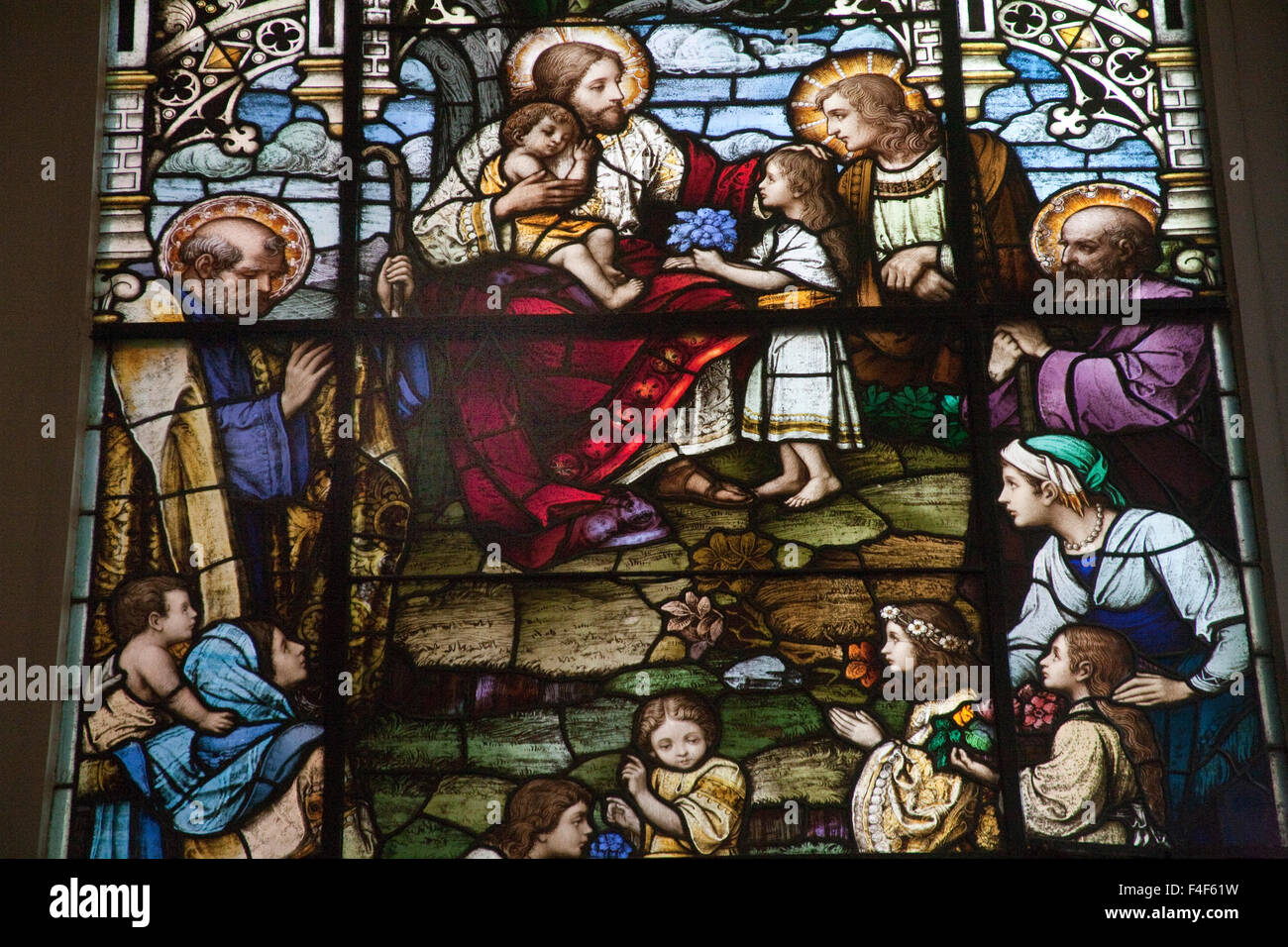 Jesus console les petits enfants avec la Sainte Mère Marie dans le vitrail dans l'ancienne Eglise St Mary, maintenant la salle des banquets de l'hôtel Priory, Pittsburgh PA. Banque D'Images