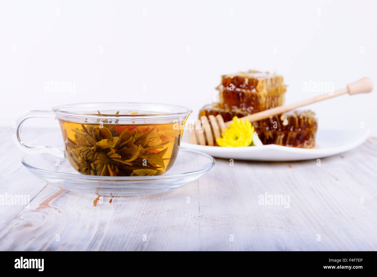 Composition du thé vert et du miel sur fond blanc Banque D'Images