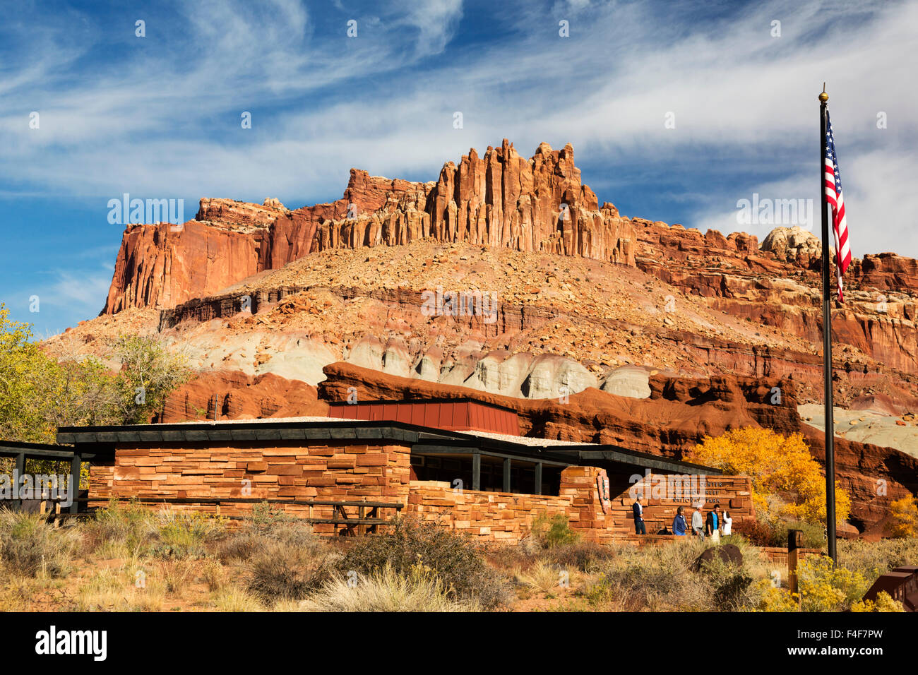 USA, Utah, Capitol Reef National Park, Centre d'accueil avec le château. Banque D'Images