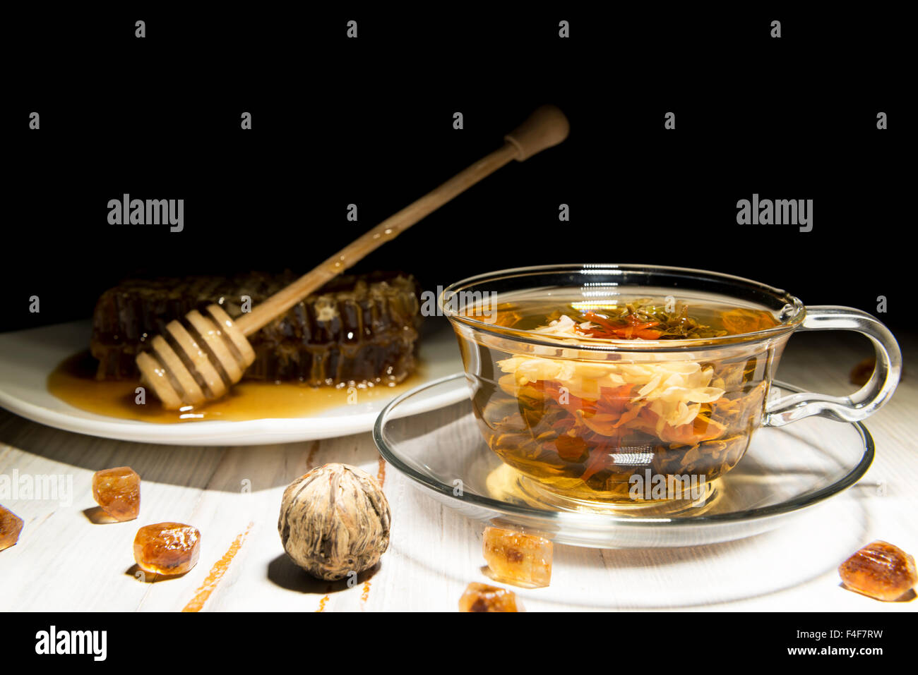 Composition du thé vert et du miel sur fond blanc Banque D'Images