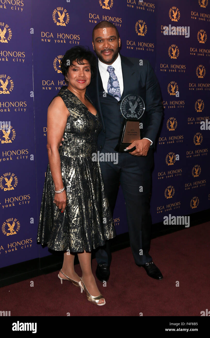 New York, USA. 15 octobre, 2015. L'actrice Phylicia Rashad (L) et Tyler Perry assister au Gala 2015 DGA rend hommage à la DGA Theatre le 15 octobre 2015 dans la ville de New York. Credit : Debby Wong/Alamy Live News Banque D'Images New York, USA. 15 octobre, 2015. L'actrice Phylicia Rashad (L) et Tyler Perry assister au Gala 2015 DGA rend hommage à la DGA Theatre le 15 octobre 2015 dans la ville de New York. Credit : Debby Wong/Alamy Live News Banque D'Images