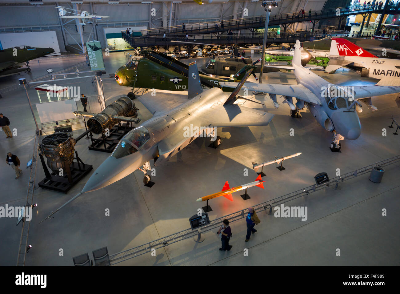 USA, Virginie, Herndon, National Air and Space Museum Steven F. Udvar-Hazy Center, musée de l'air, nous, avions, F-35 Lightning II et EA-6B Prowler Banque D'Images