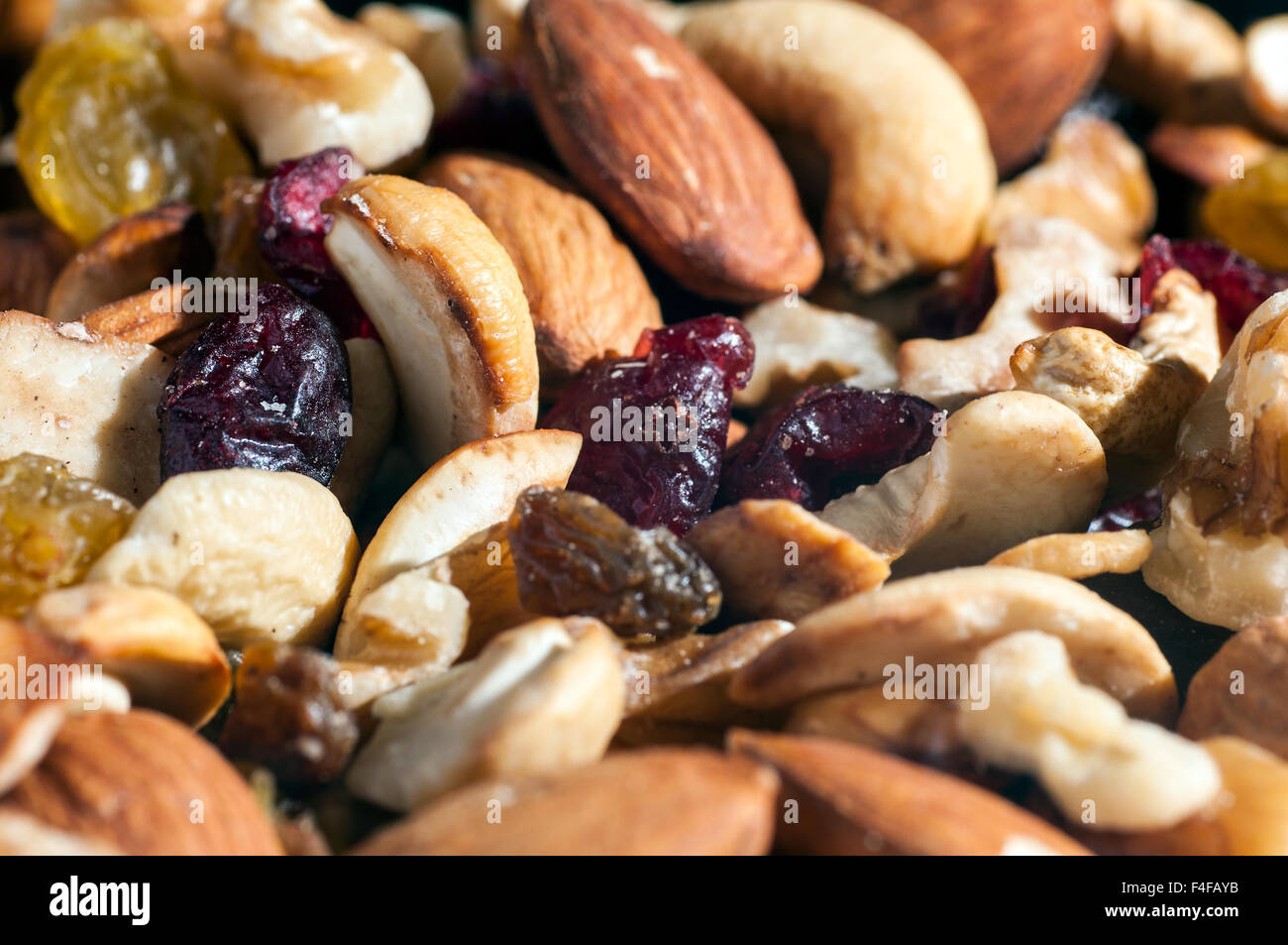 Mélange de noix et fruits séchés en studio Banque D'Images