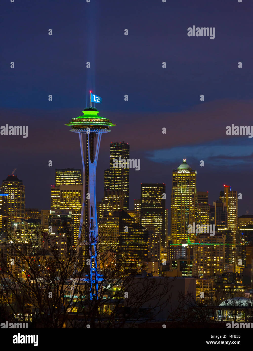 Space Needle avec Seahawks vert et bleu s'allume, et le 12ème homme drapeau. Washington, USA. Banque D'Images