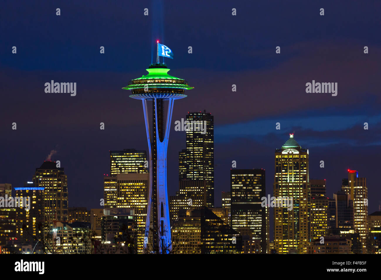 Space Needle avec Seahawks vert et bleu s'allume, et le 12ème homme drapeau. Washington, USA. Banque D'Images