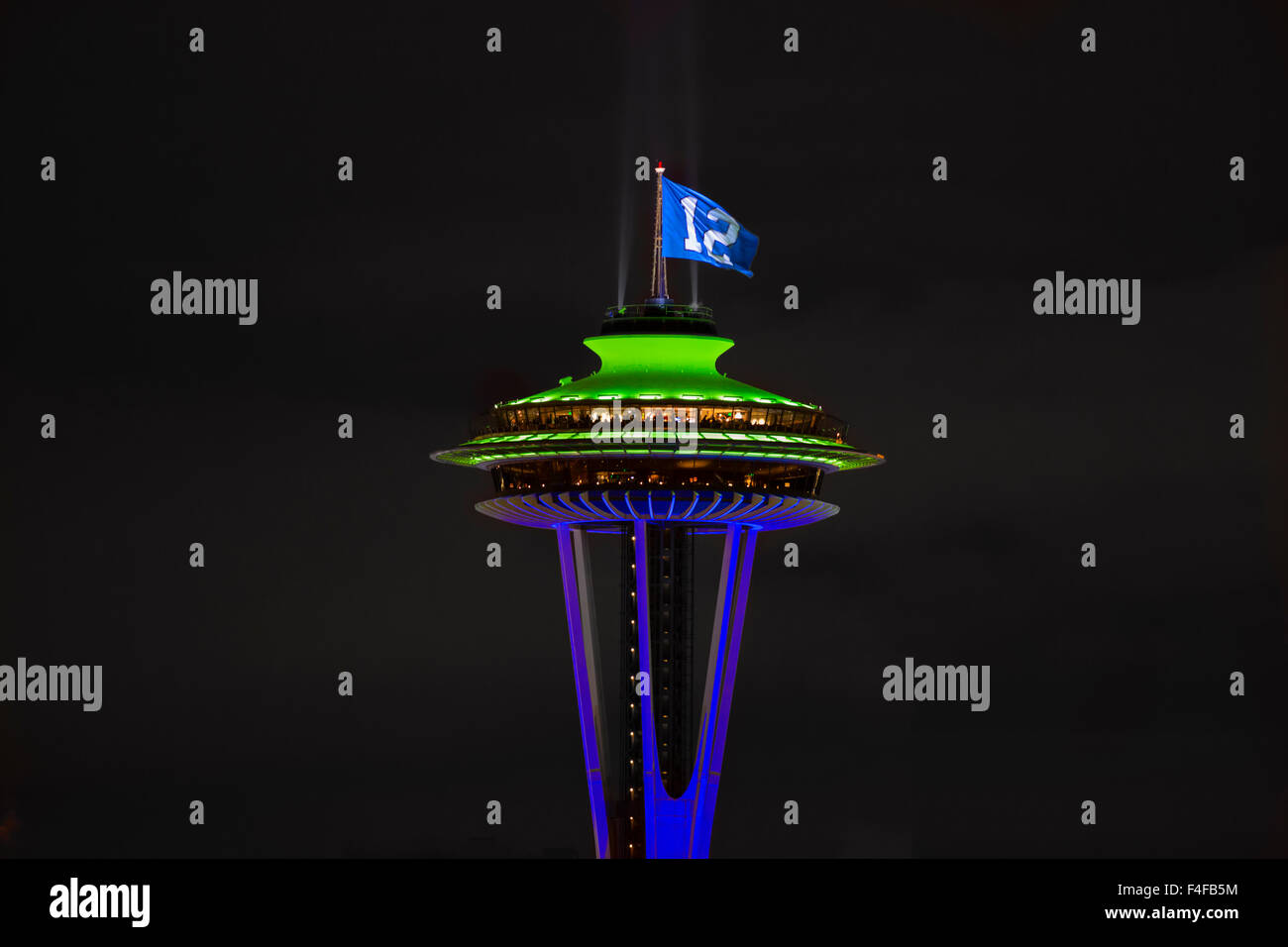 Space Needle avec Seahawks vert et bleu s'allume, et le 12ème homme drapeau. Washington, USA. Banque D'Images