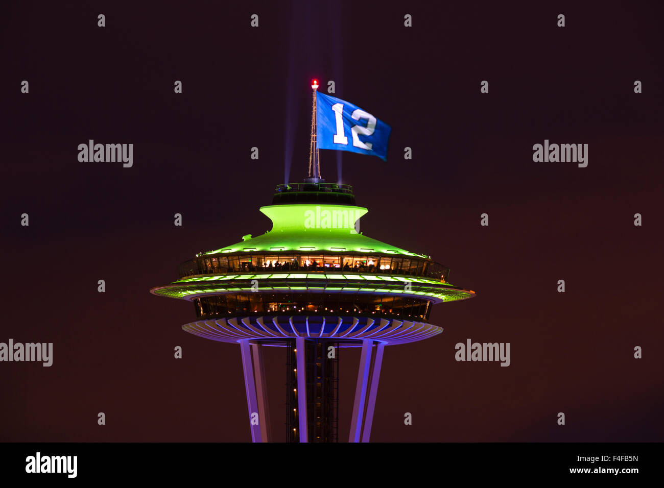 Space Needle avec Seahawks vert et bleu s'allume, et le 12ème homme drapeau. Washington, USA. Banque D'Images