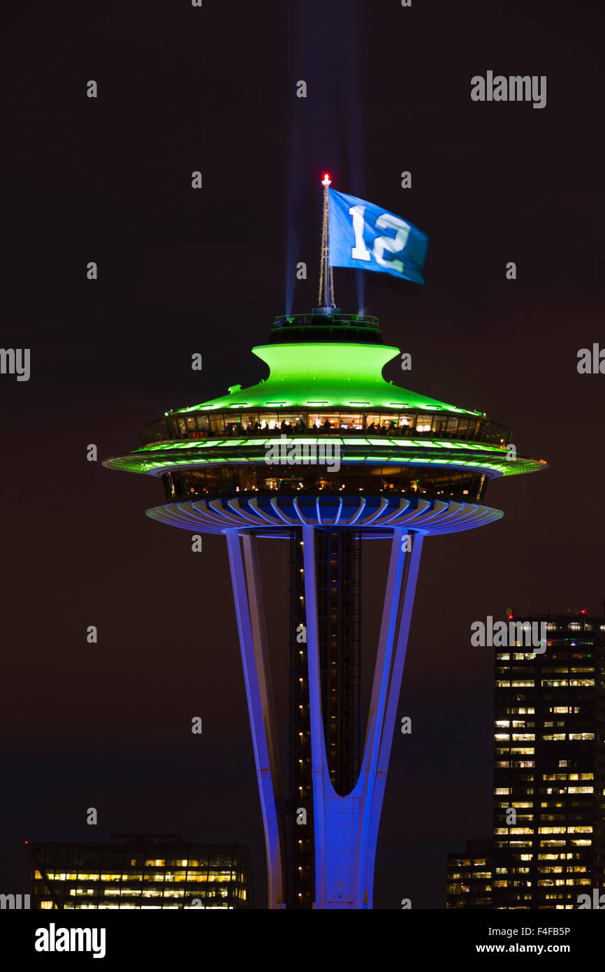 Space Needle avec Seahawks vert et bleu s'allume, et le 12ème homme drapeau. Washington, USA. Banque D'Images