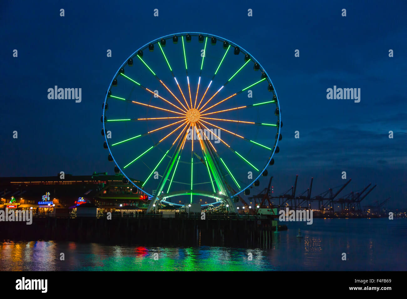 La Grande Roue de Seattle Seahawks avec lumières verte et bleue, Seattle, Washington, USA. Banque D'Images