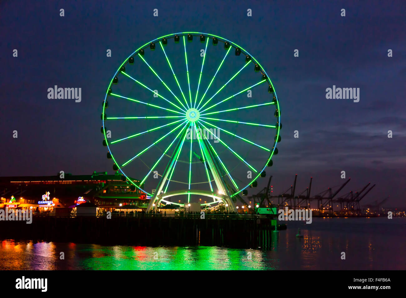 La Grande Roue de Seattle Seahawks avec lumières verte et bleue, Seattle, Washington, USA. Banque D'Images