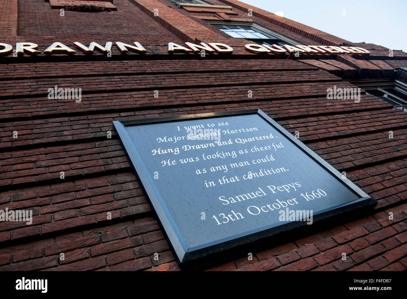 Hung écartelés pub avec Samuel Pepys citation sur le mur extérieur, Ville de London England UK Banque D'Images