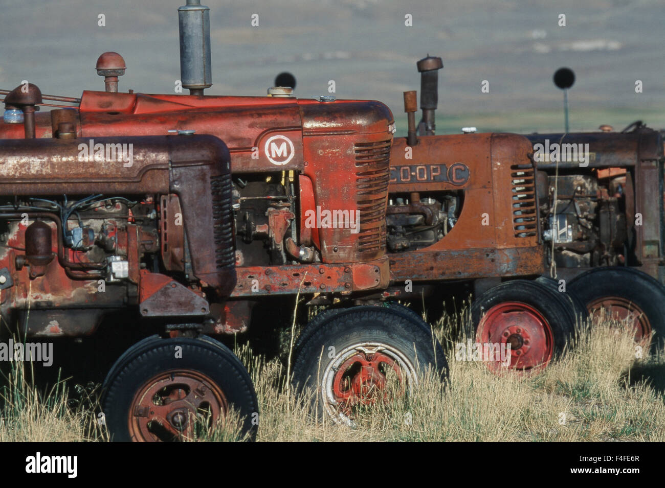 USA, Wyoming, vieux tracteurs dans la zone (grand format formats disponibles) Banque D'Images