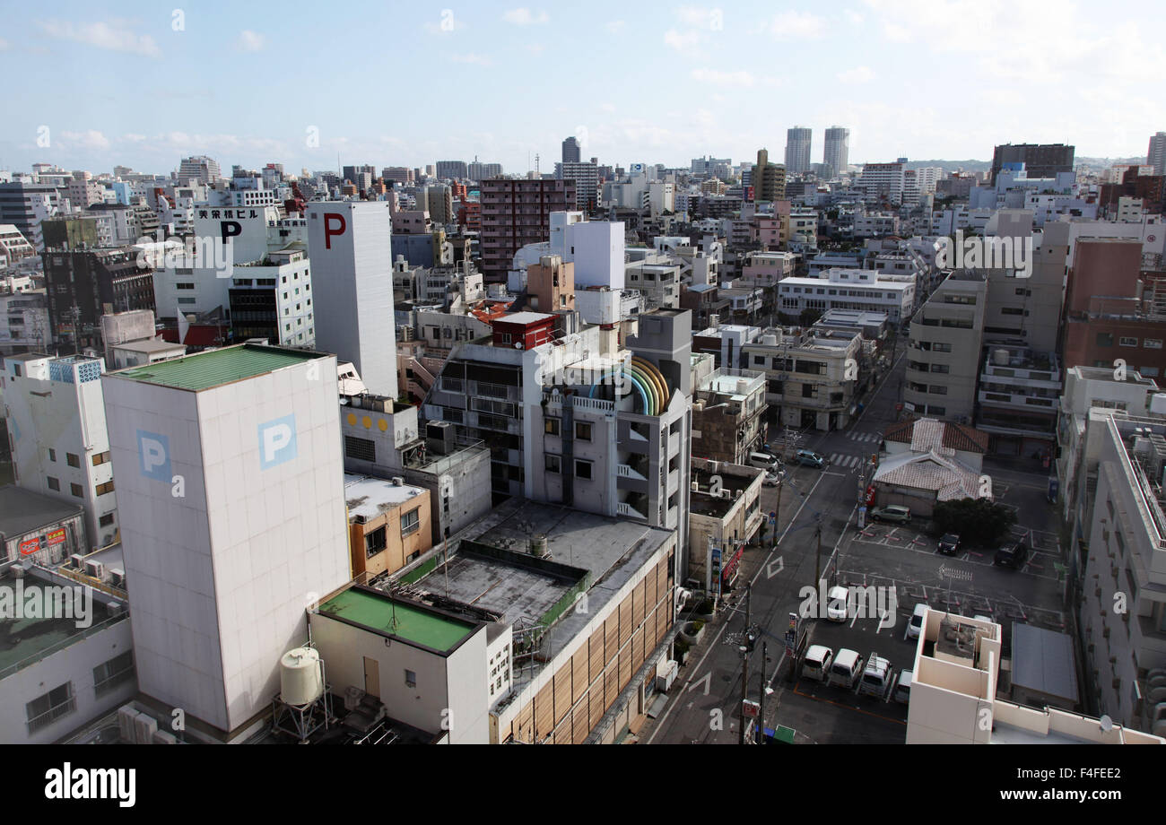 C'est une photo de la ville de Naha à Okinawa au Japon. C'est un paysage urbain d'une grande ville japonaise Banque D'Images