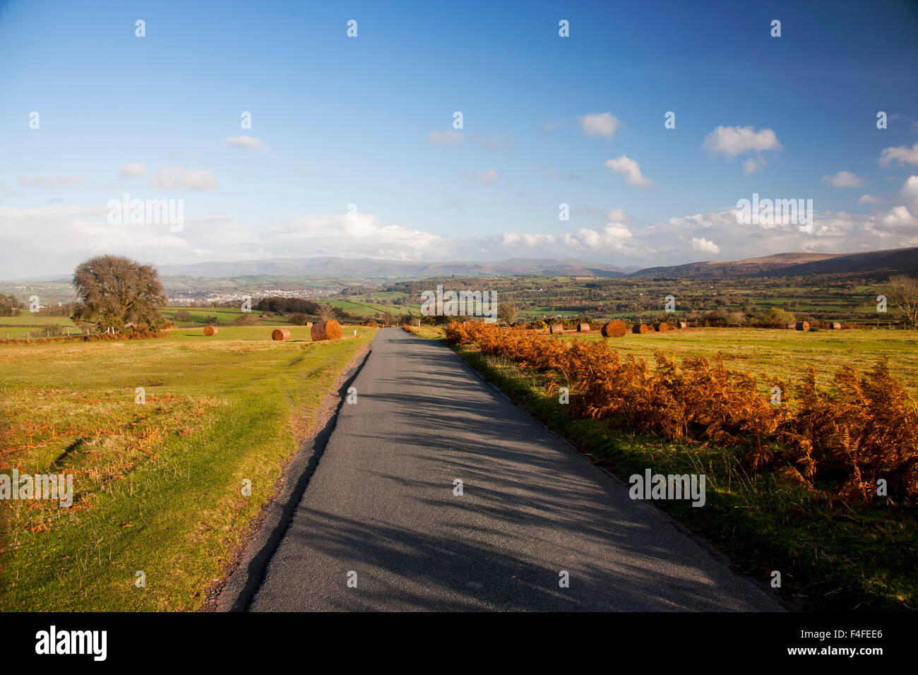 Route droite sur sommet de Mynydd Illtyd suivant l'ancienne voie romaine Sarn Helen Brecon Beacons Powys Pays de Galles UK Banque D'Images