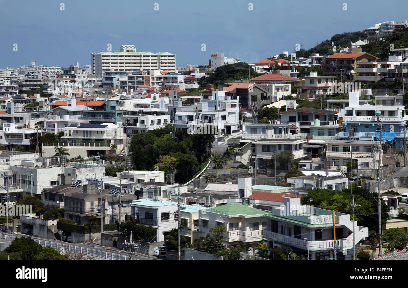 C'est une photo de la ville de Naha à Okinawa au Japon. C'est un paysage urbain d'une grande ville japonaise Banque D'Images