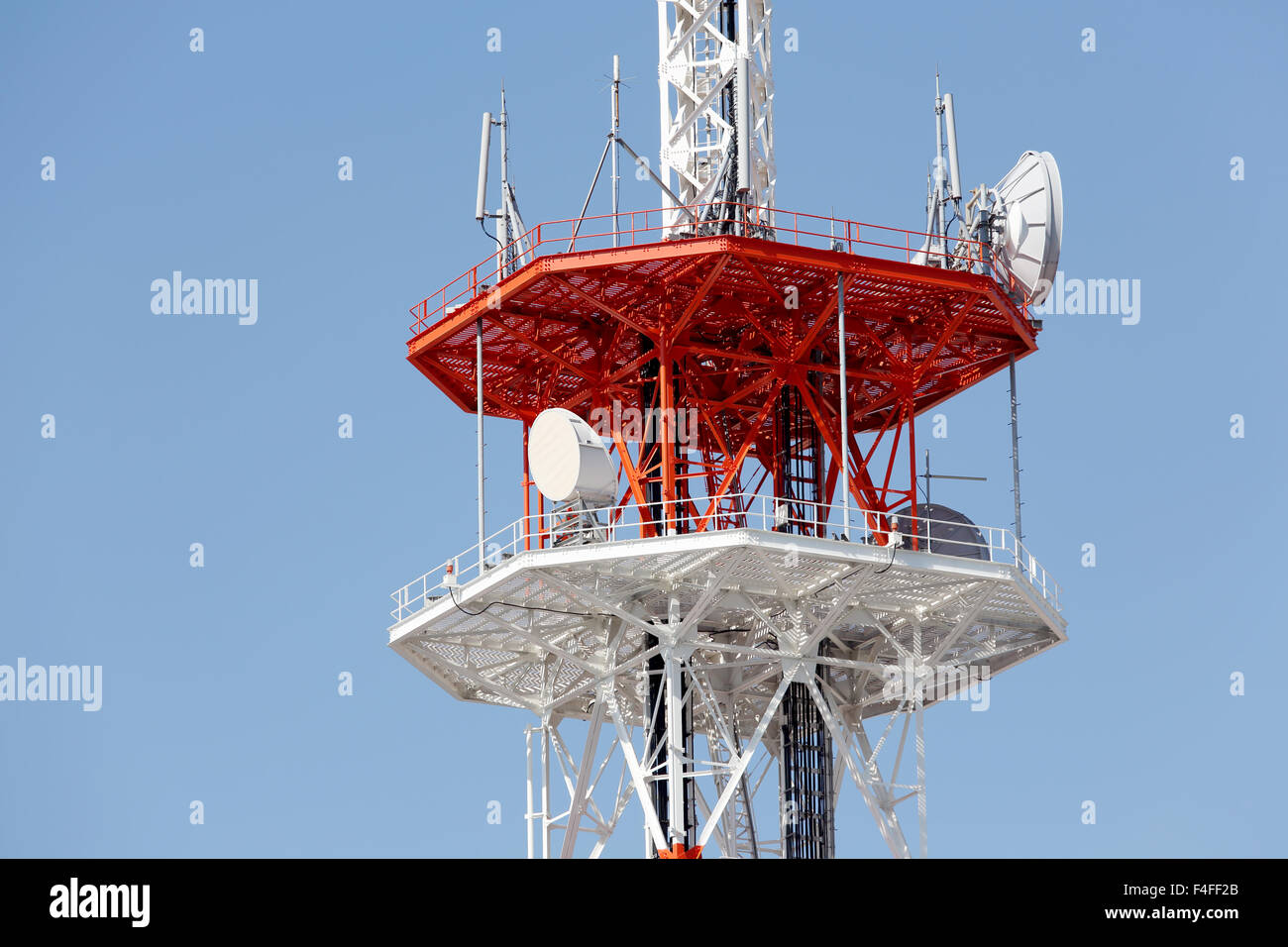 Tour de communications avec les antennes contre le ciel bleu Banque D'Images